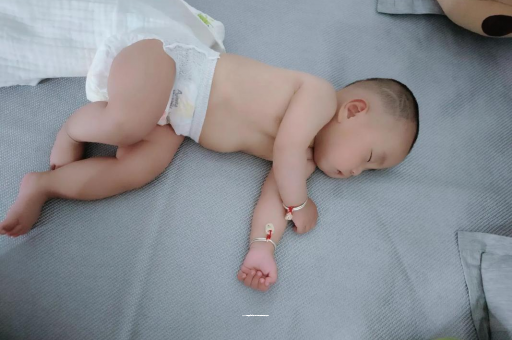 分宜三个月宝宝抬头不稳